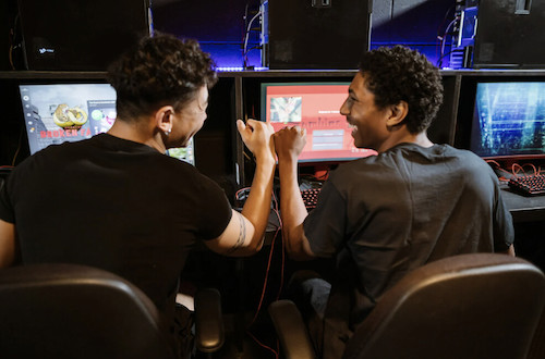 小学生が参加できるeスポーツ大会やコミュニティ